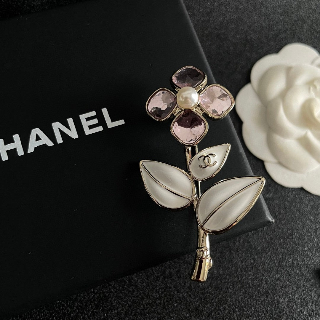 Double-C Emblem Brooch in Polished Metal-Tone – Design 071 side detail