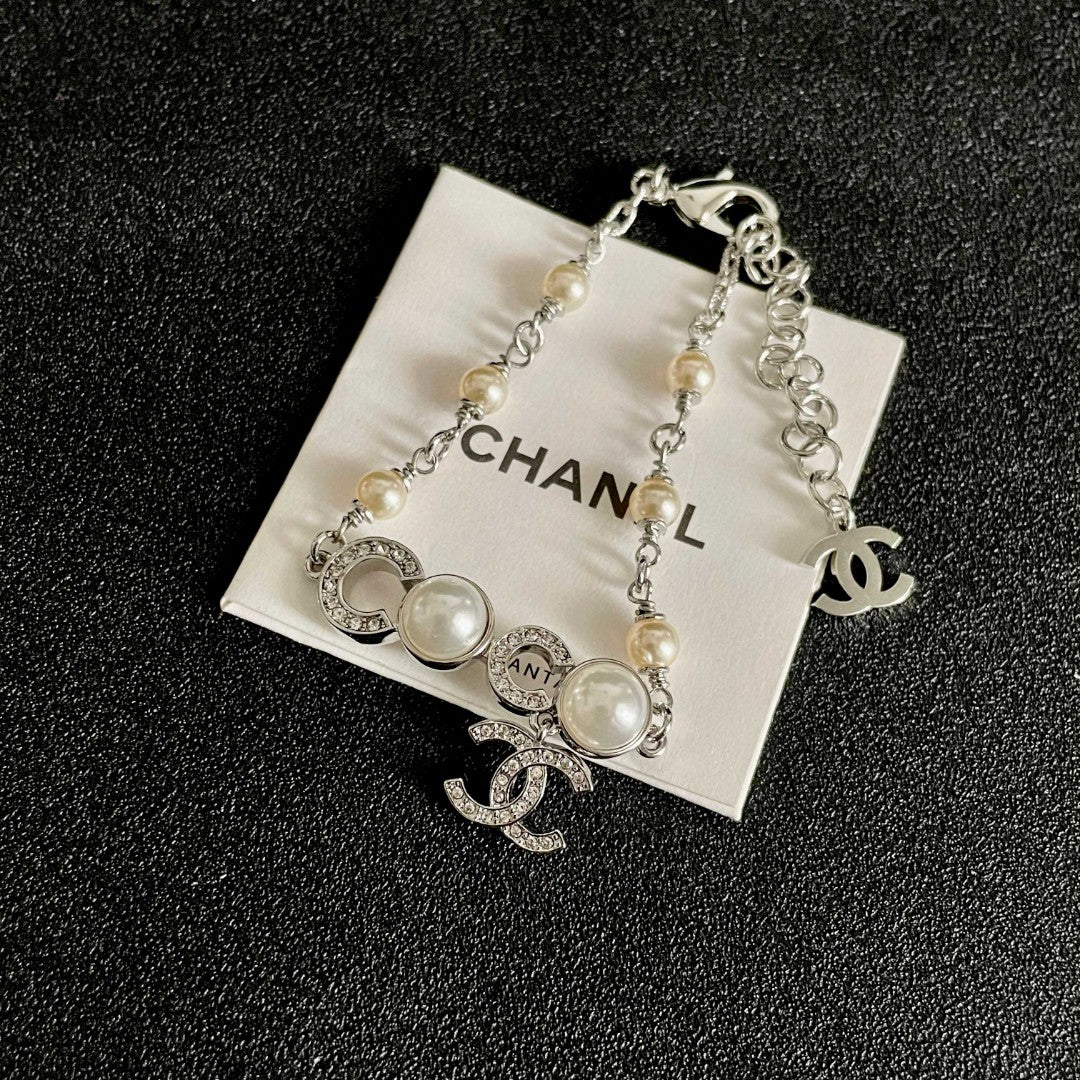 Pearl Bracelet in Polished Metal-Tone – Pearl Detail – Design 003 detail view
