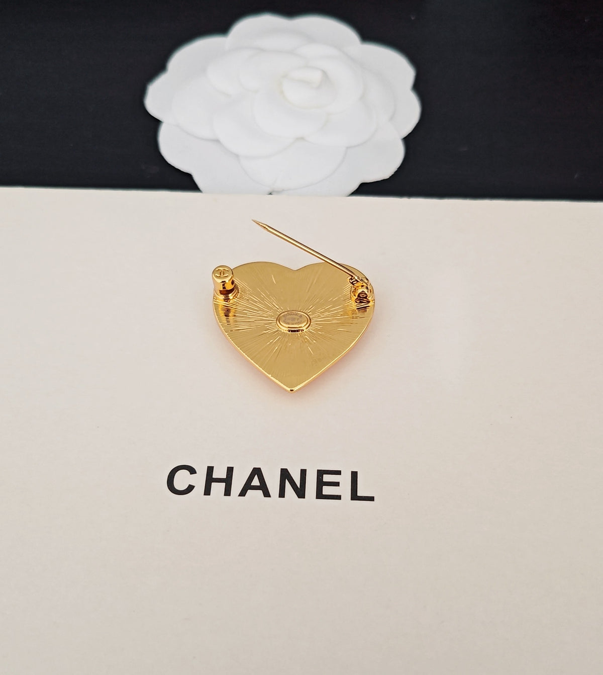Heart Brooch in Gold-Tone – Heart Detail close-up detail