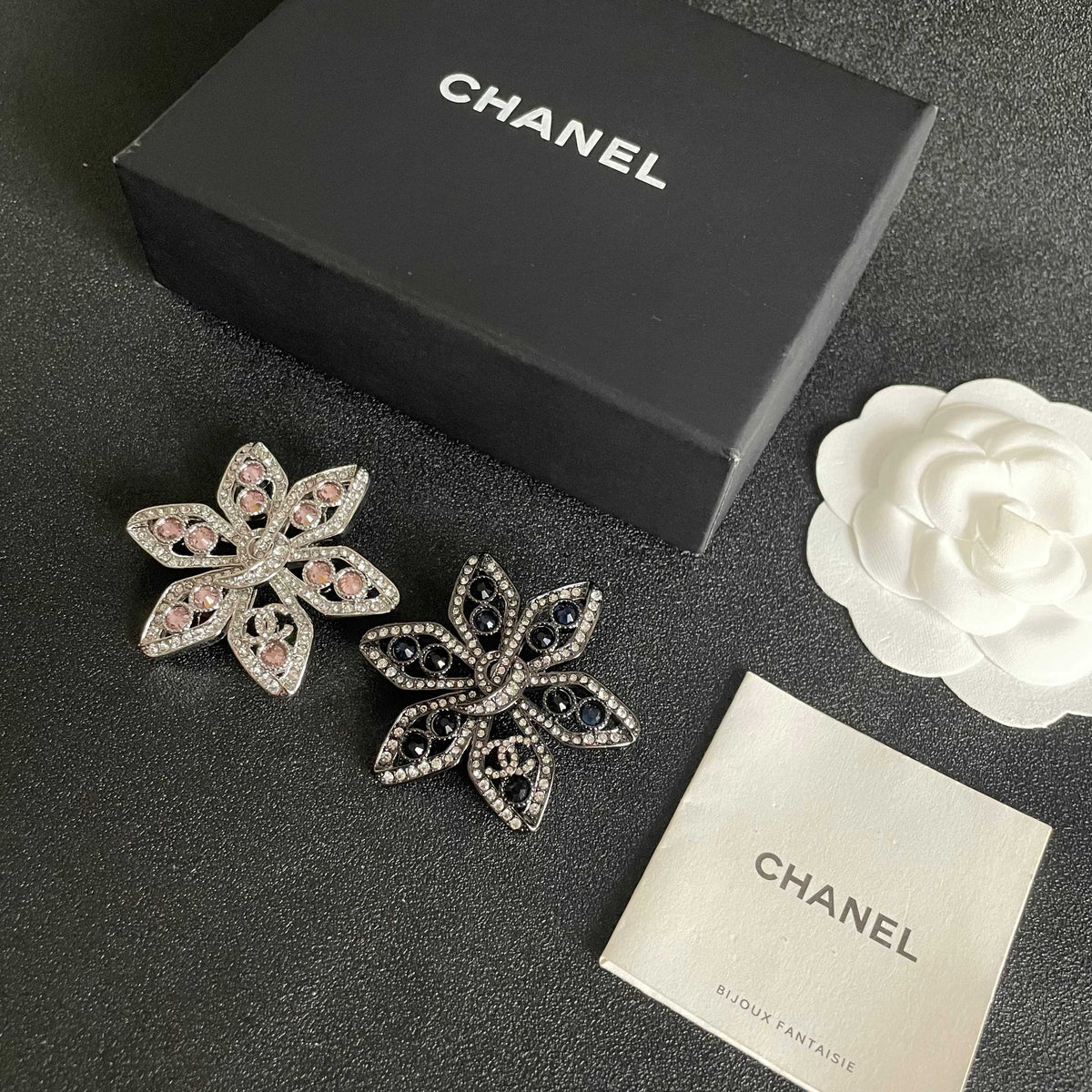 Pearl Brooch in Polished Metal-Tone – Pearl Detail – Design 006 side detail
