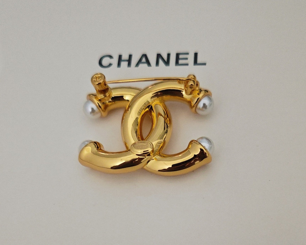 Pearl Brooch in Gold-Tone – Pearl Detail – Design 002 close-up detail