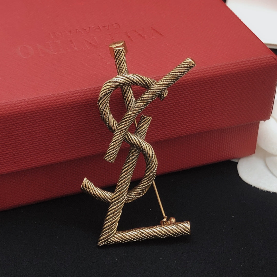 Twist Brooch in Gold-Tone – Twist Detail – Design 002 front product view