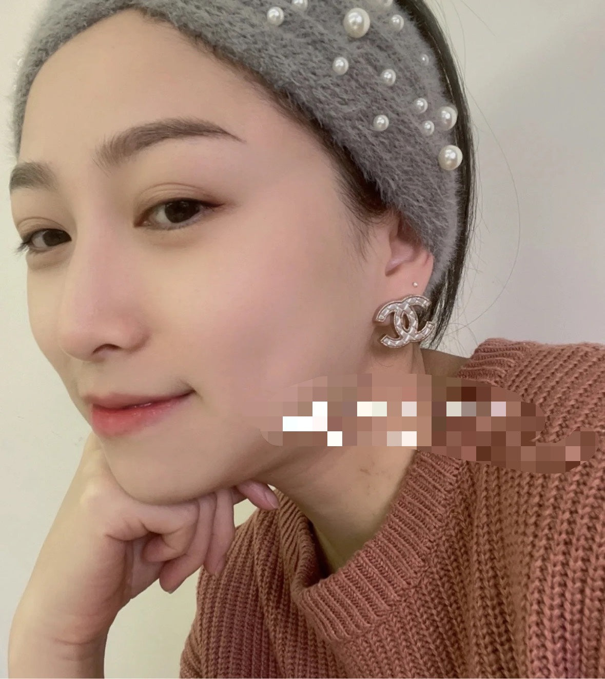 Double-C Emblem Stud Earrings in Polished Metal-Tone – Design 202 main product view