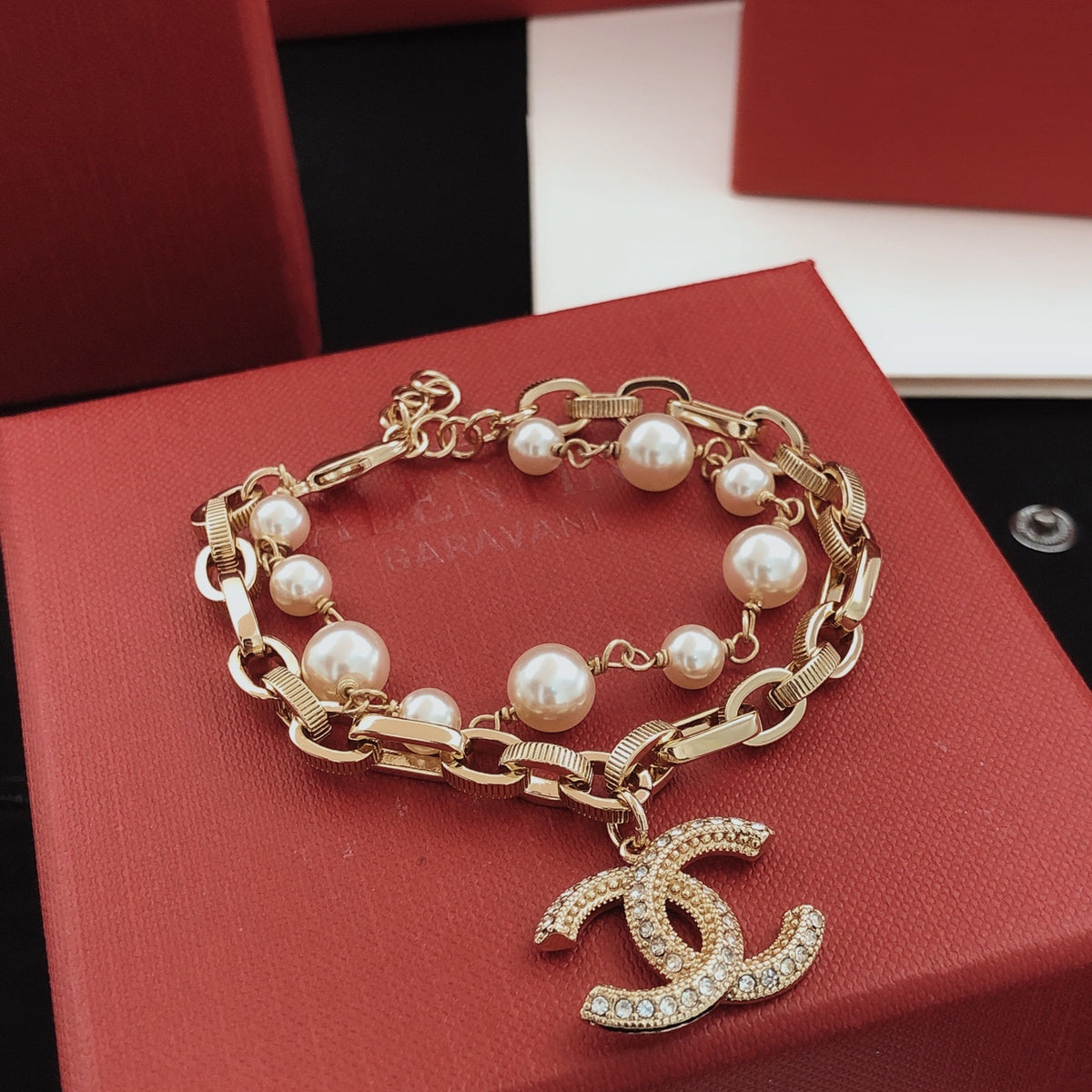 Pearl Bracelet in Gold-Tone – Pearl Detail – Design 004 side detail