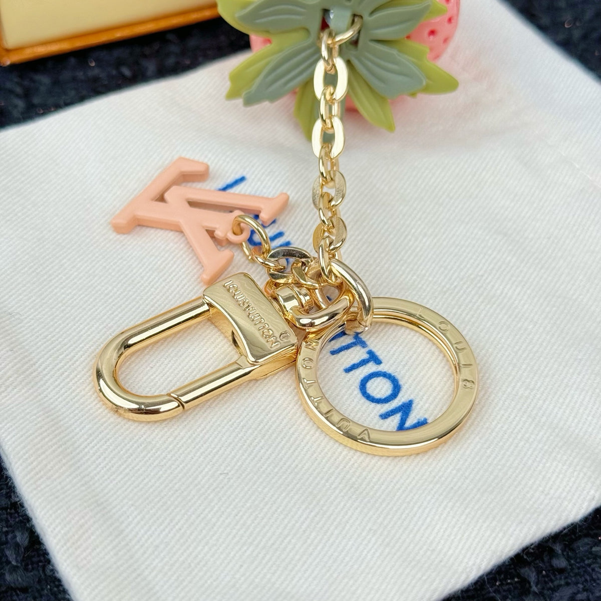 Letter Emblem Keychain – Design 004 main product view