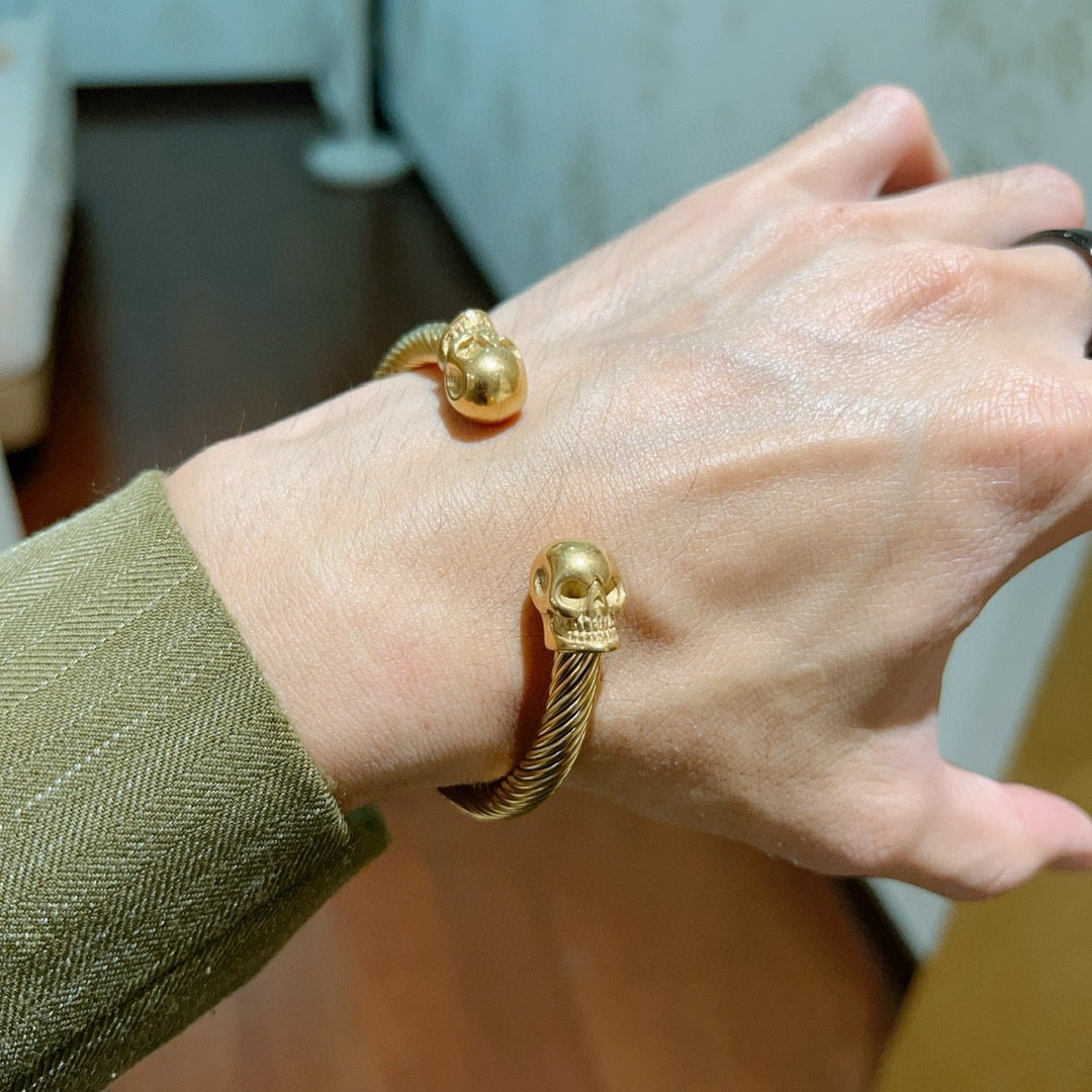 Double-G Emblem Bangle in Polished Metal-Tone – Design 024 detail view