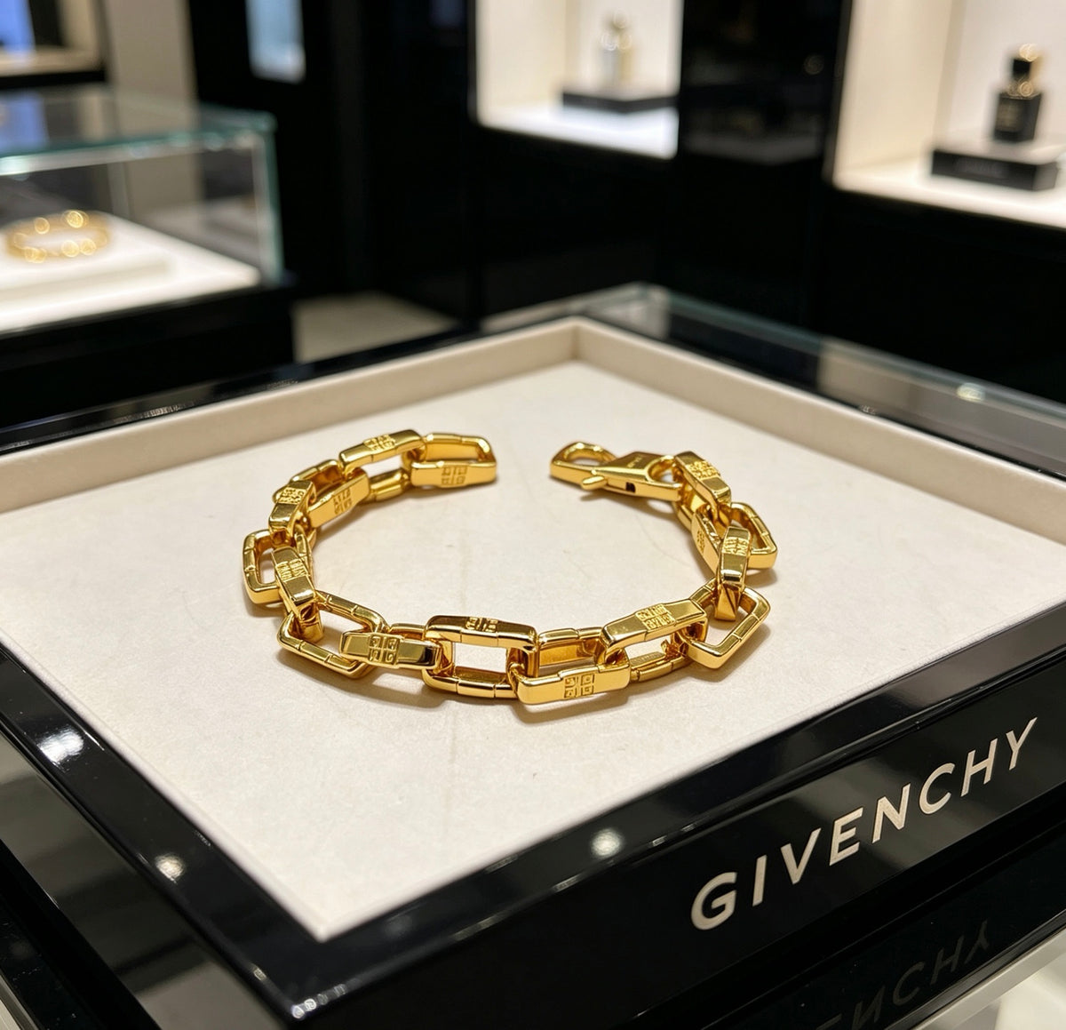 4G Emblem Emblem Bracelet – Design 07 detail view