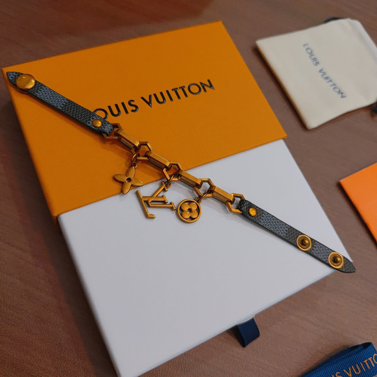 Geometric Emblem Leather-Detail Bracelet – Leather Detail – Design 020 detail view