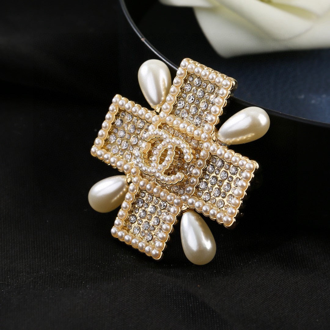 Pearl Brooch in Polished Metal-Tone – Pearl Detail – Design 008 front product view