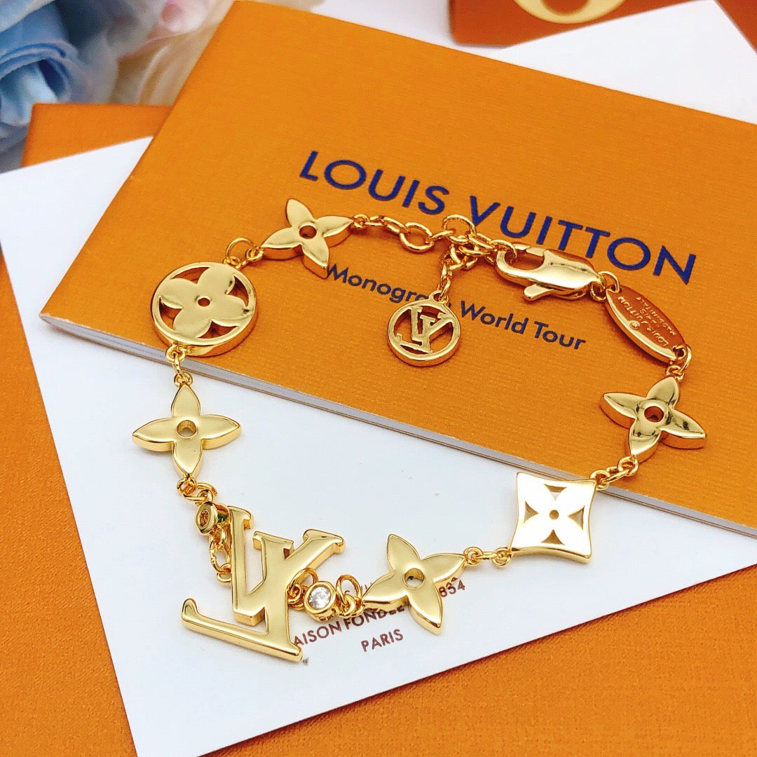 Geometric Emblem Bracelet in Gold-Tone – Design 032 side detail