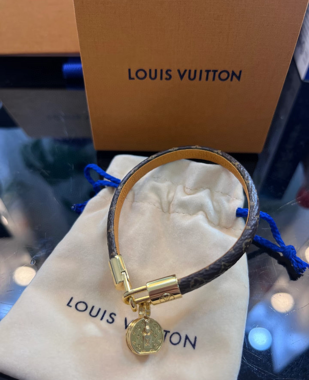 Bag Motif Bangle in Gold-Tone – Bag Detail detail view