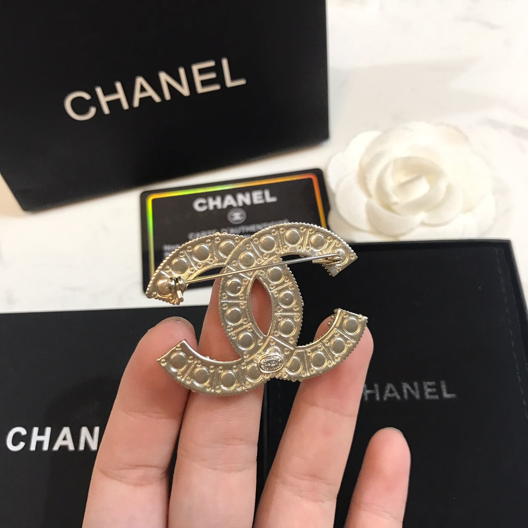 Double-C Emblem Brooch in Polished Metal-Tone – Design 038 side detail