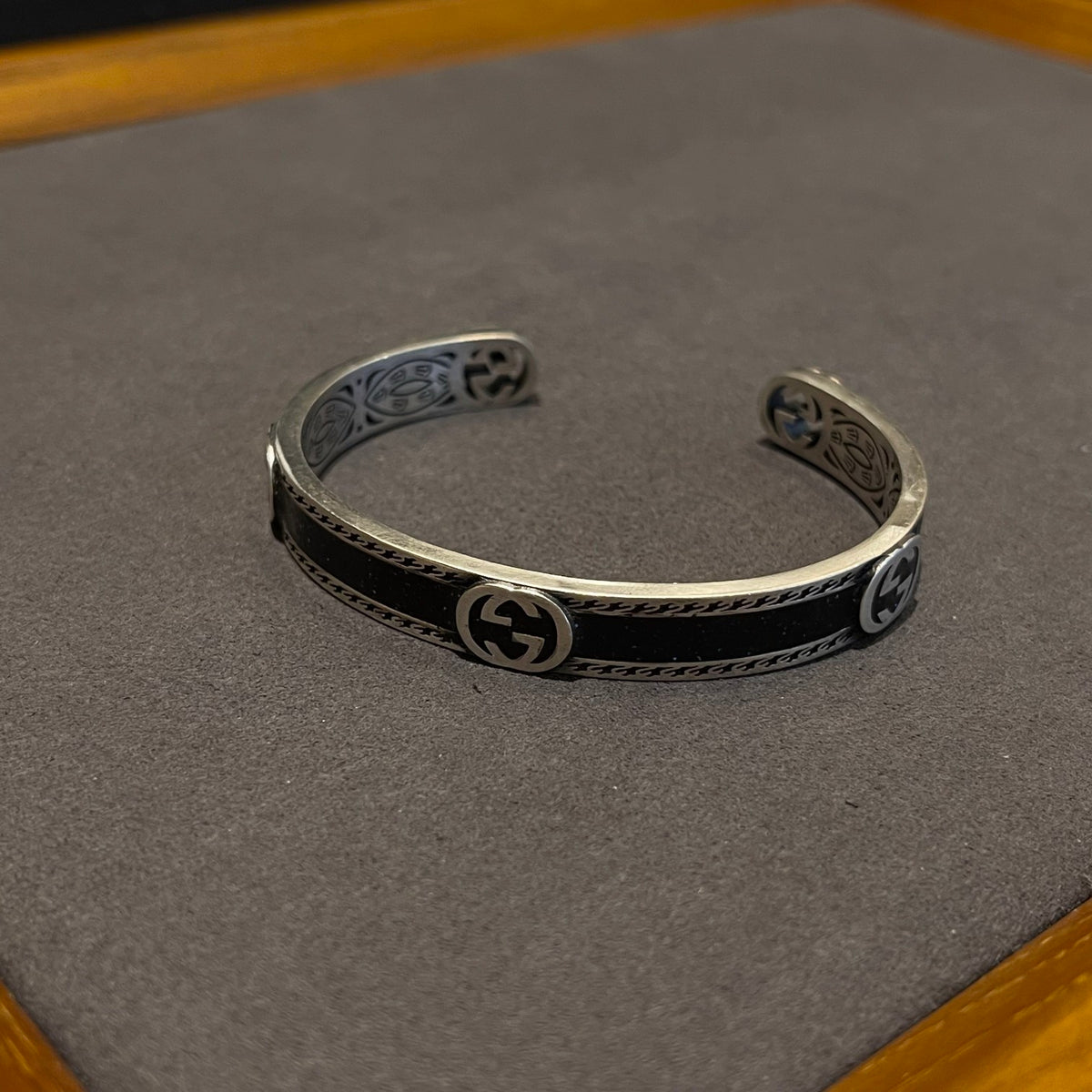 Double-G Emblem Bangle in Polished Metal-Tone – Vintage Detail close-up detail