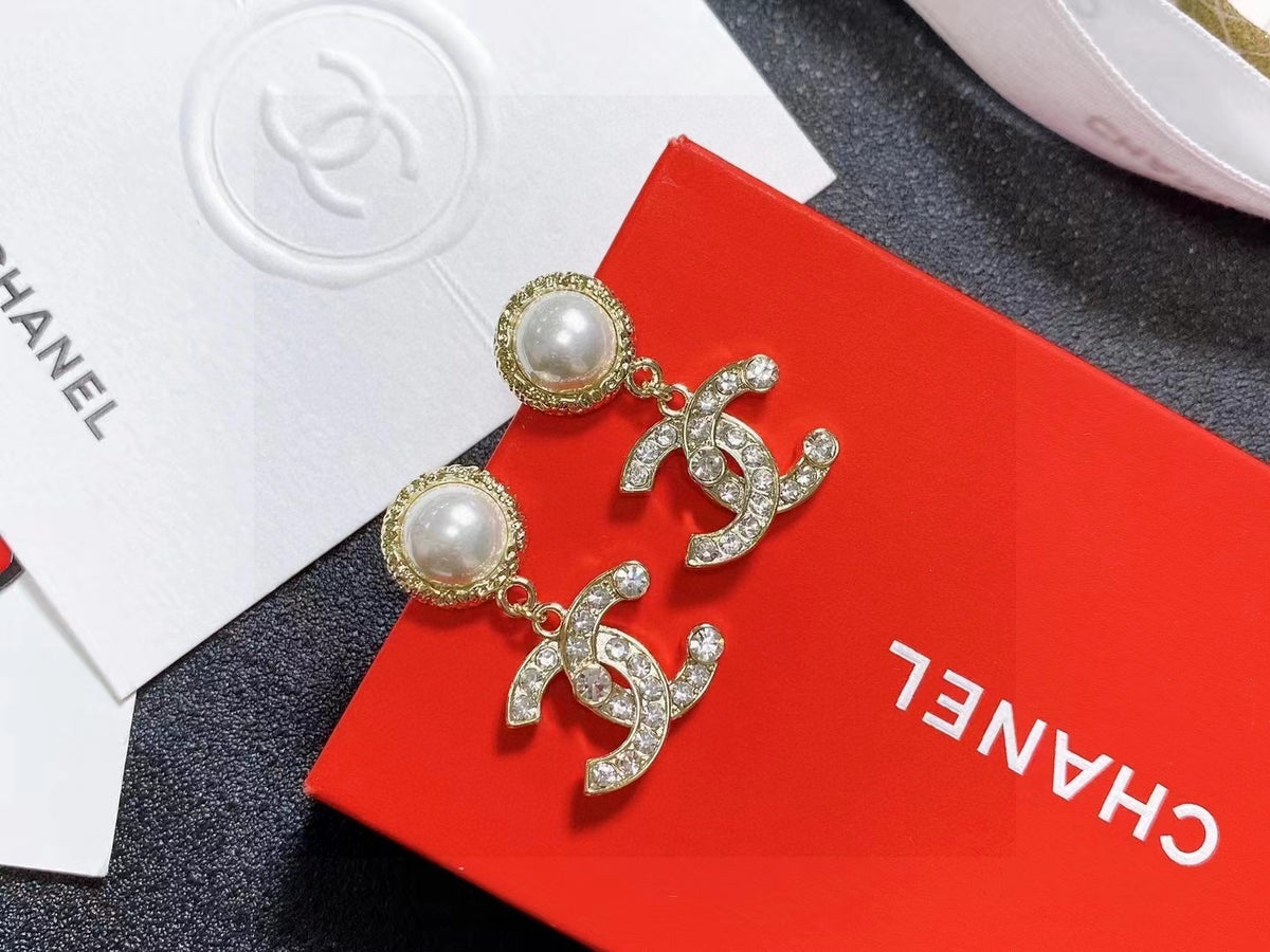 Double-C Emblem Stud Earrings in Polished Metal-Tone – Design 466 main product view