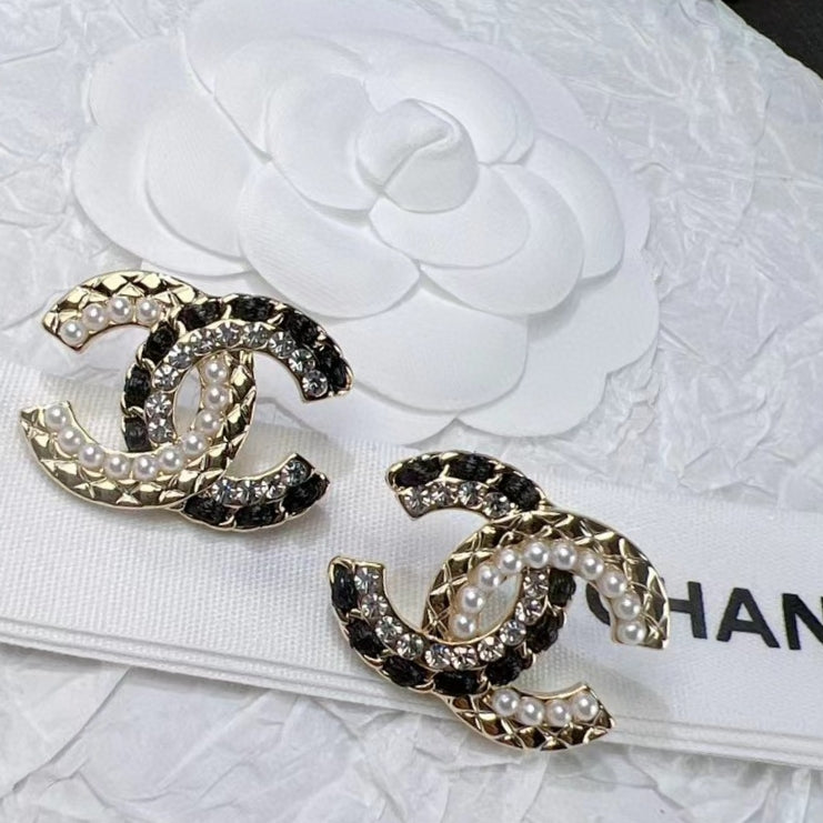 Pearl Pearl-Detail Stud Earrings – Pearl Detail – Design 007 detail view