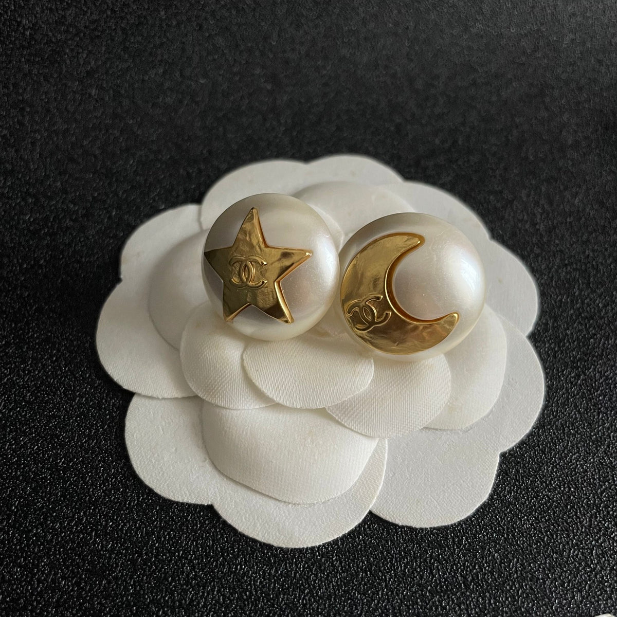 Double-C Emblem Stud Earrings in Polished Metal-Tone – Design 391 detail view