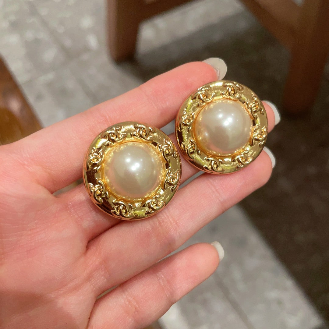 Double-C Emblem Pearl-Detail Stud Earrings – Pearl Detail – Design 025 side detail