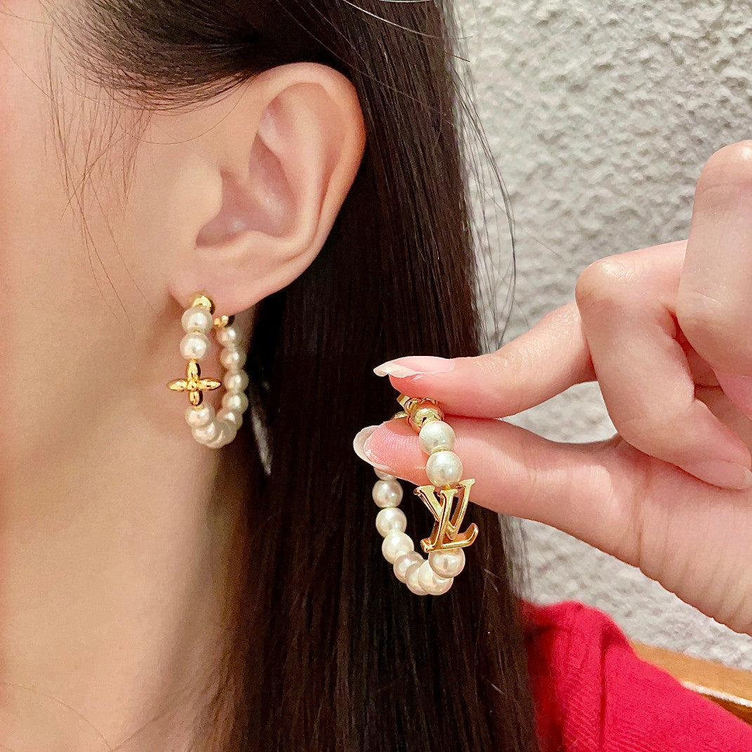Clover Stud Earrings in Gold-Tone – Clover Detail – Design 009 detail view