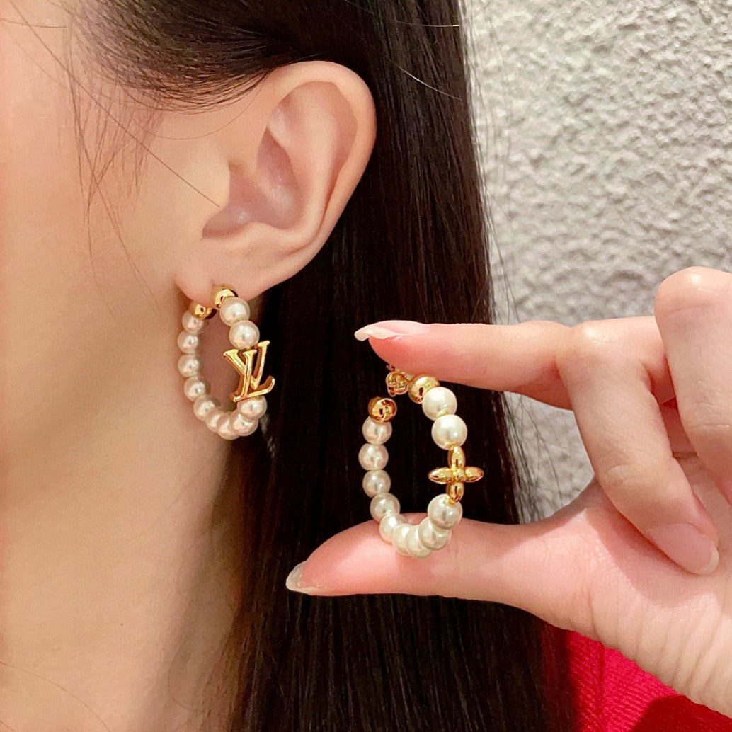 Clover Stud Earrings in Gold-Tone – Clover Detail – Design 009 main product view
