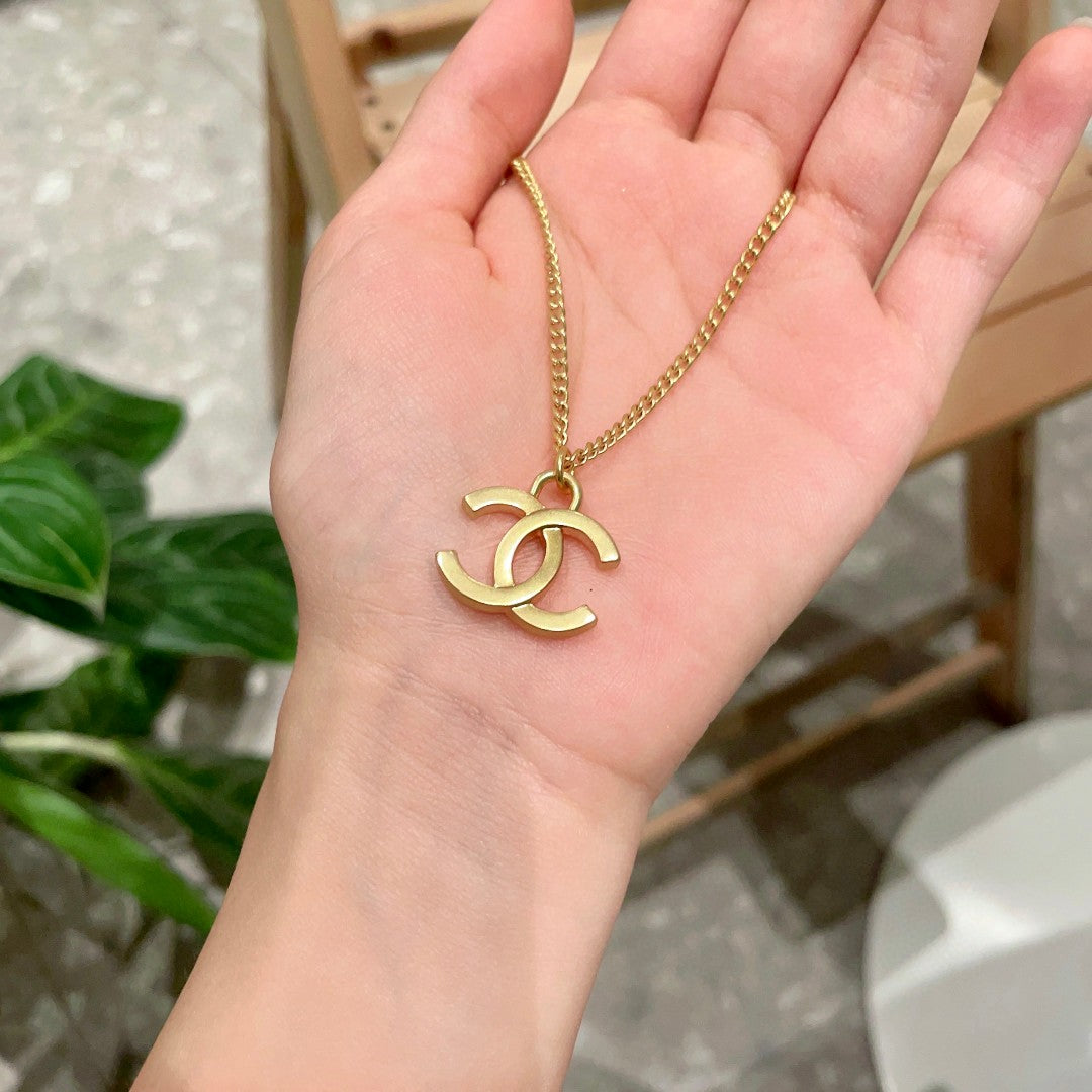 Double-C Emblem Pendant Necklace in Polished Metal-Tone – Design 072 side detail