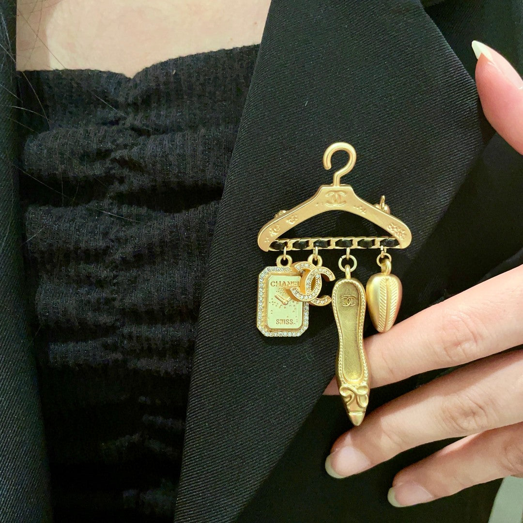Double-C Emblem Brooch in Polished Metal-Tone – Design 072 main product view