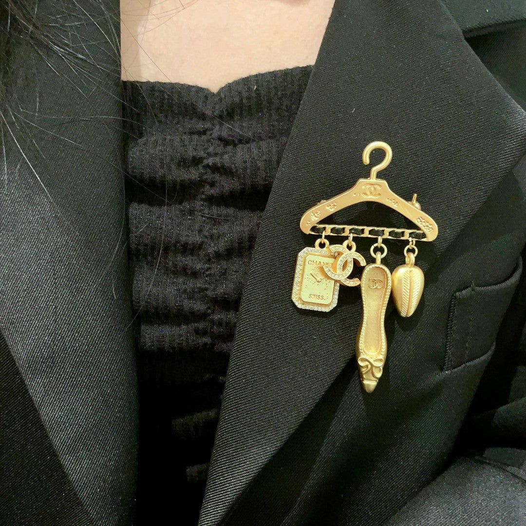 Double-C Emblem Brooch in Polished Metal-Tone – Design 072 front product view