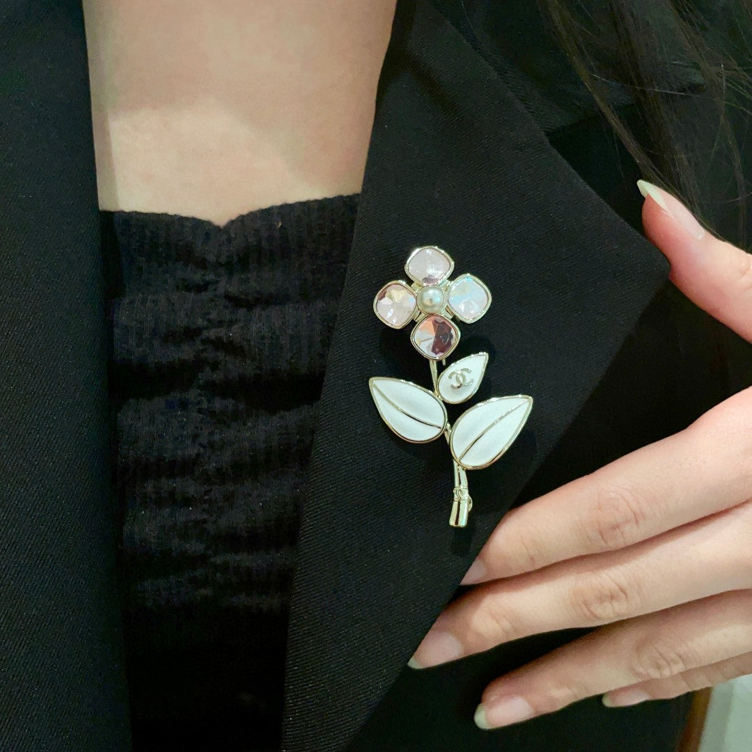 Double-C Emblem Brooch in Polished Metal-Tone – Design 071 front product view