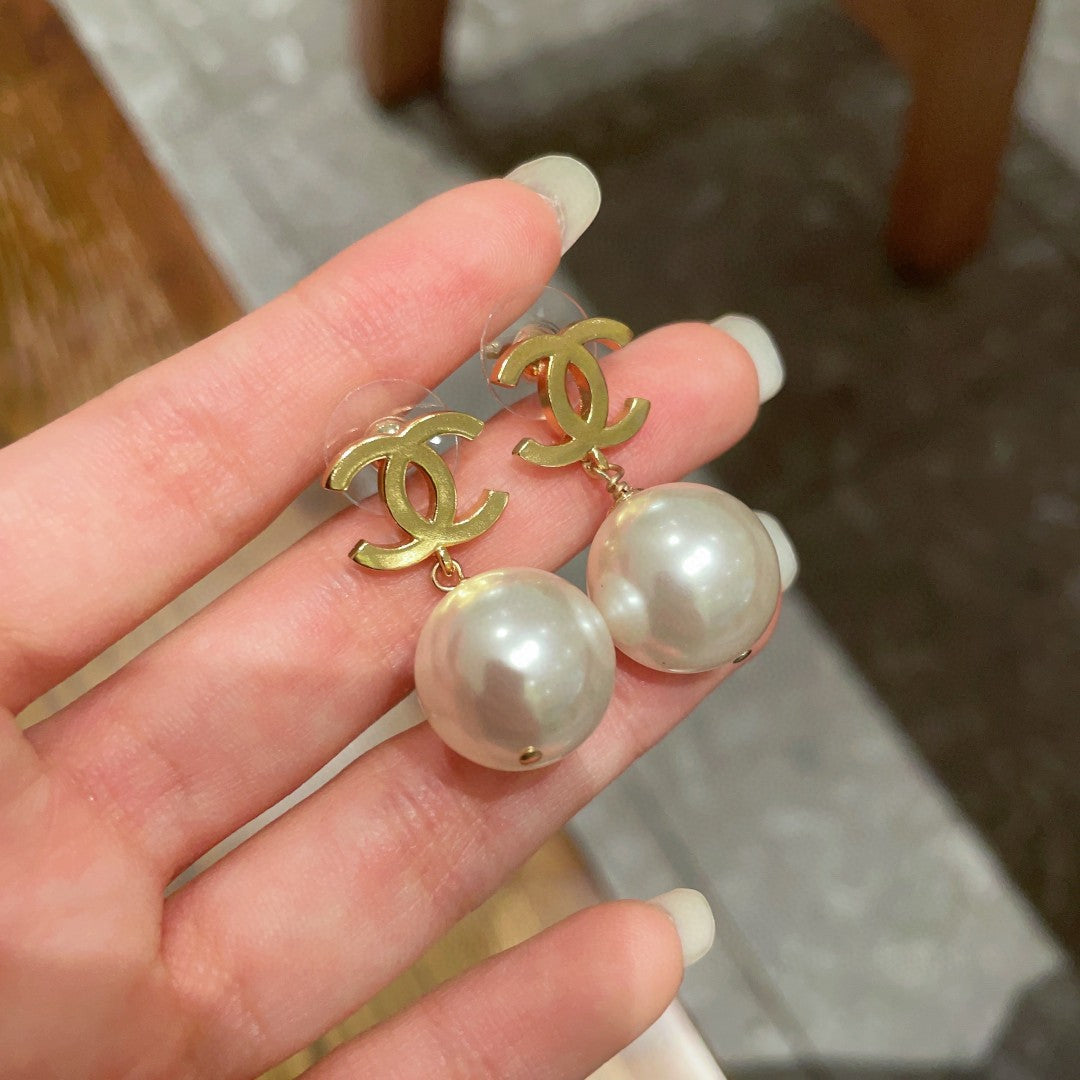 Double-C Emblem Pearl-Detail Stud Earrings – Pearl Detail – Design 024 side detail