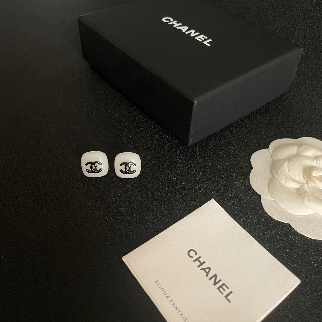 Double-C Emblem Stud Earrings in Polished Metal-Tone – Design 364 close-up detail