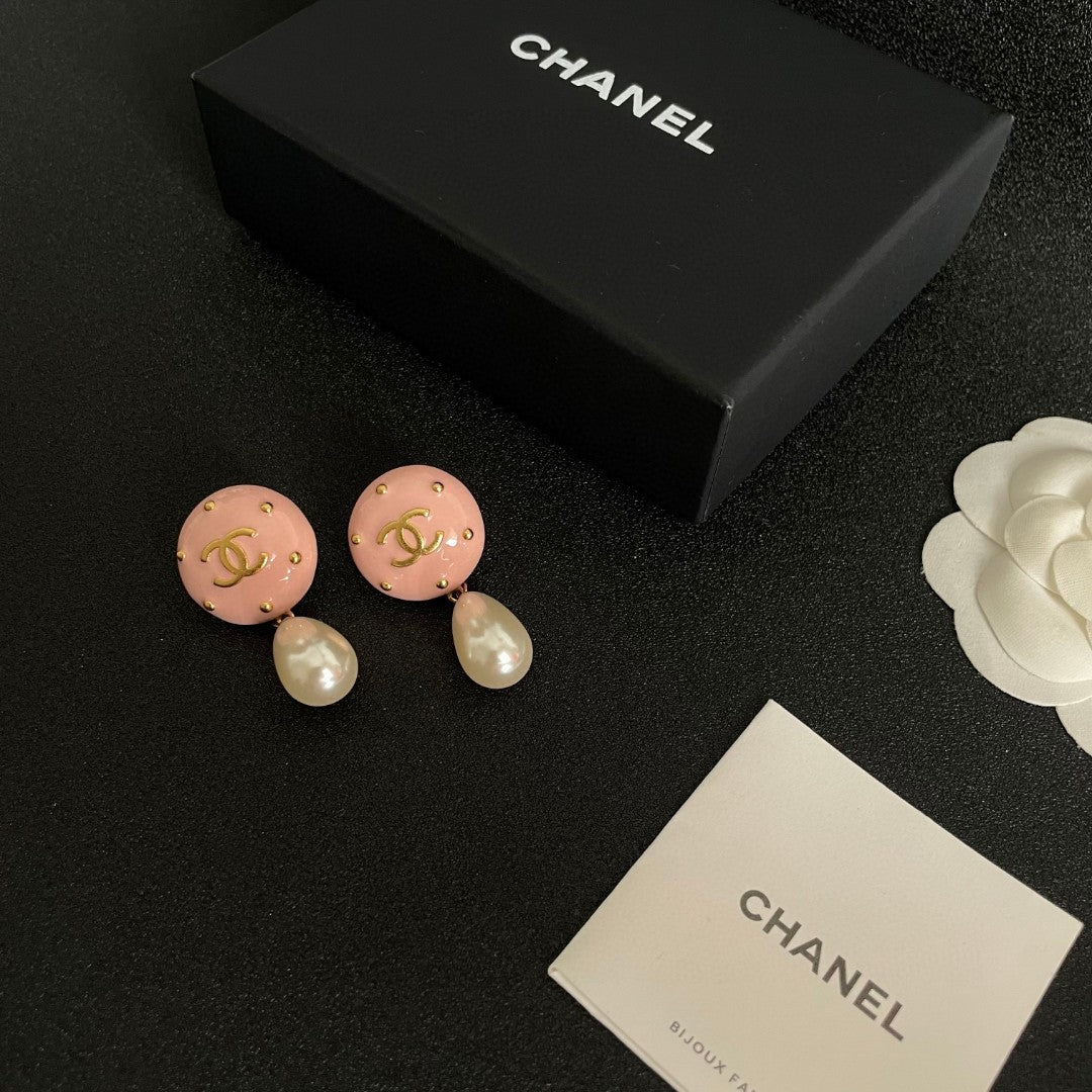 Double-C Emblem Pearl-Detail Statement Earrings – Pearl Detail – Design 027 close-up detail