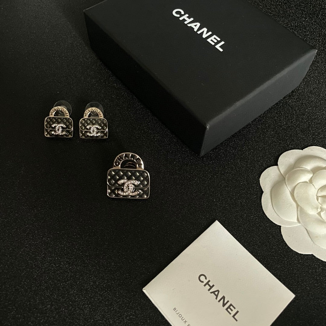 Double-C Emblem Brooch in Polished Metal-Tone – Design 069 close-up detail