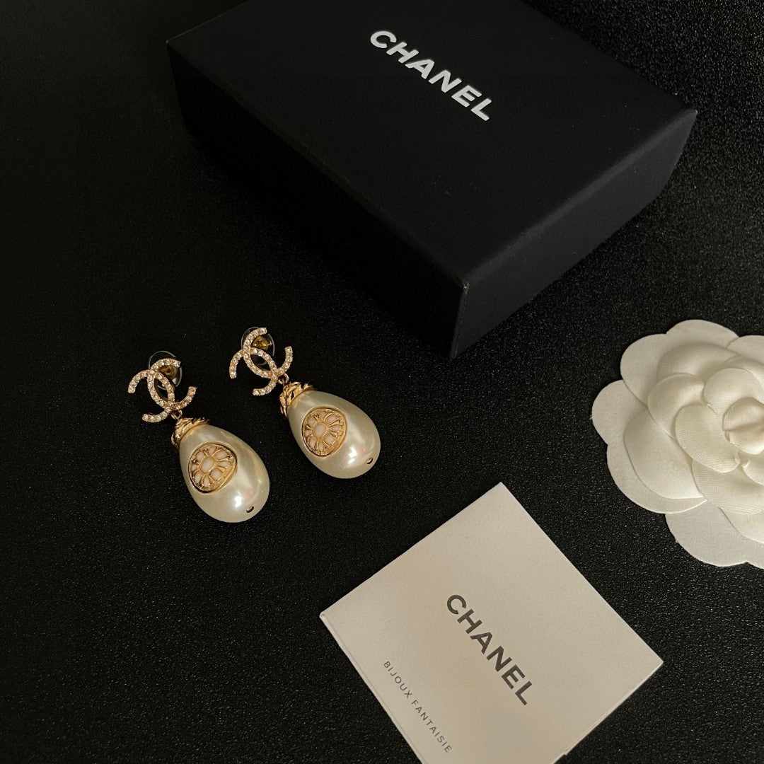 Double-C Emblem Pearl-Detail Statement Earrings – Pearl Detail – Design 023 close-up detail