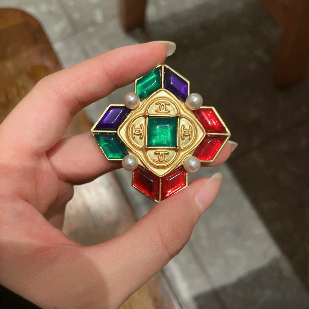 Double-C Emblem Brooch in Polished Metal-Tone – Design 049 side detail