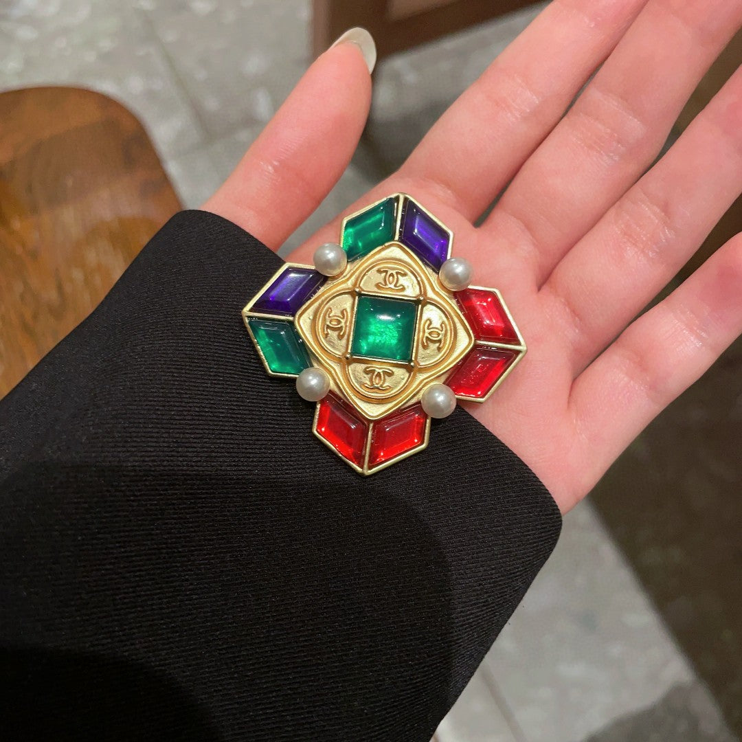 Double-C Emblem Brooch in Polished Metal-Tone – Design 049 detail view