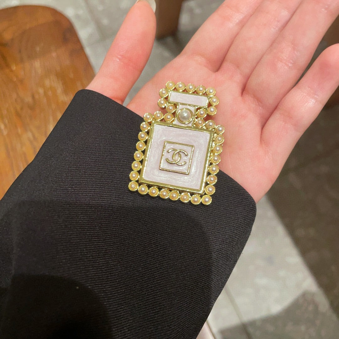 Double-C Emblem Brooch in Polished Metal-Tone – Pearl Detail – Design 007 detail view