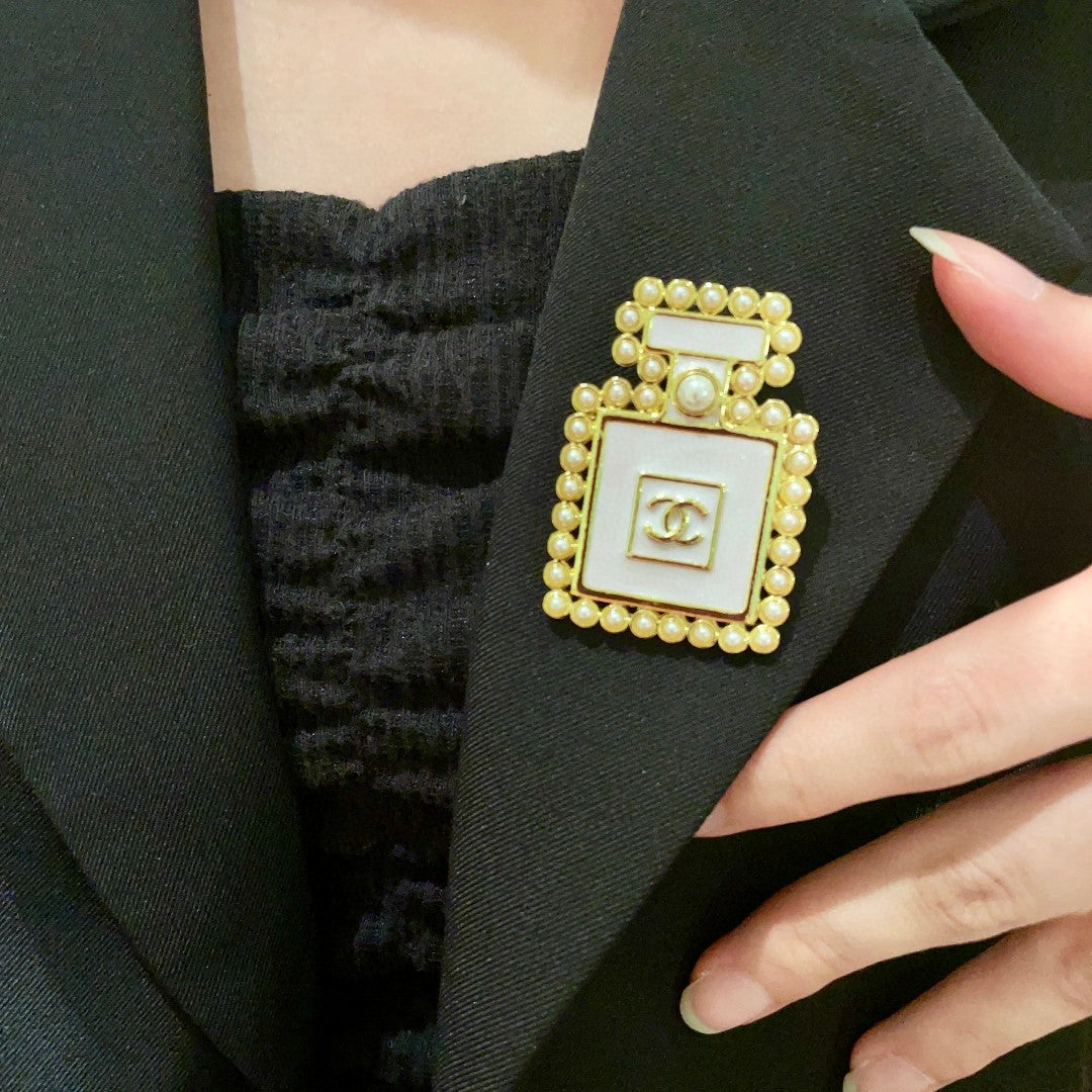 Double-C Emblem Brooch in Polished Metal-Tone – Pearl Detail – Design 007 main product view