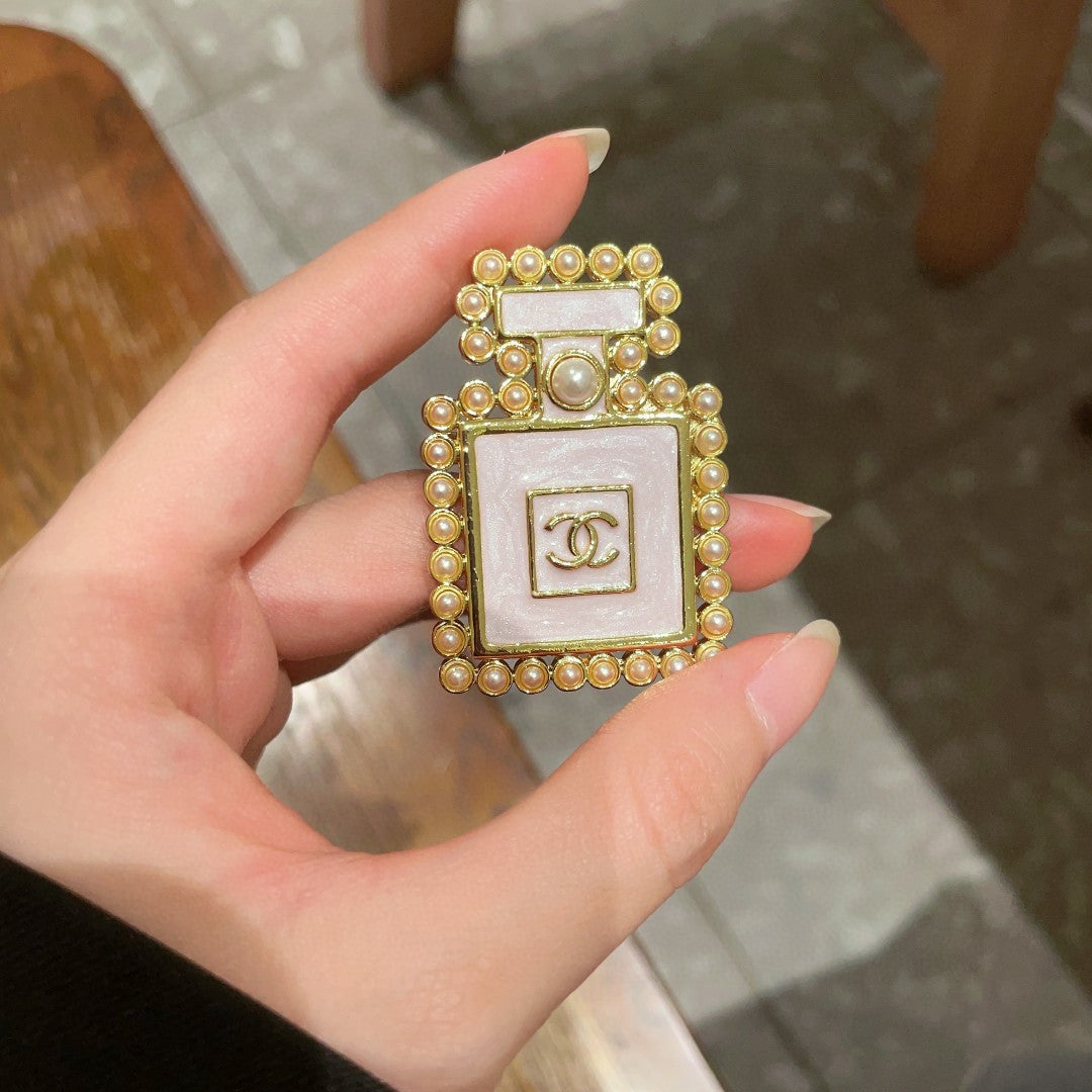 Double-C Emblem Brooch in Polished Metal-Tone – Pearl Detail – Design 007 side detail