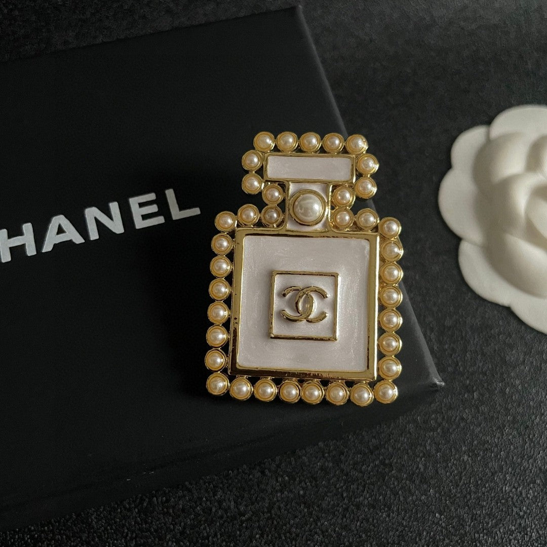 Double-C Emblem Brooch in Polished Metal-Tone – Pearl Detail – Design 007 detail view