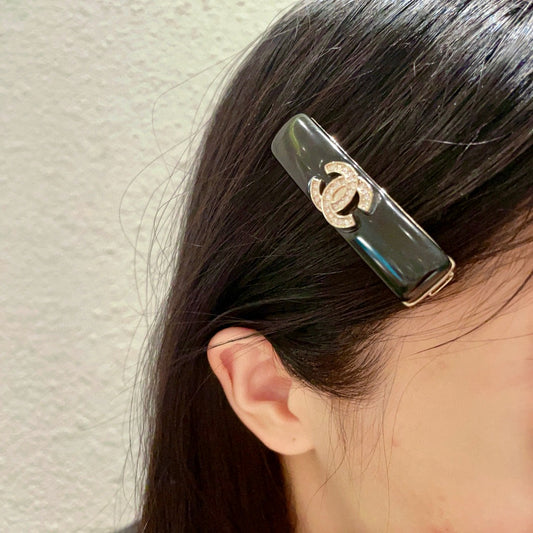 Double-C Emblem Hair Clip – Design 021 main product view