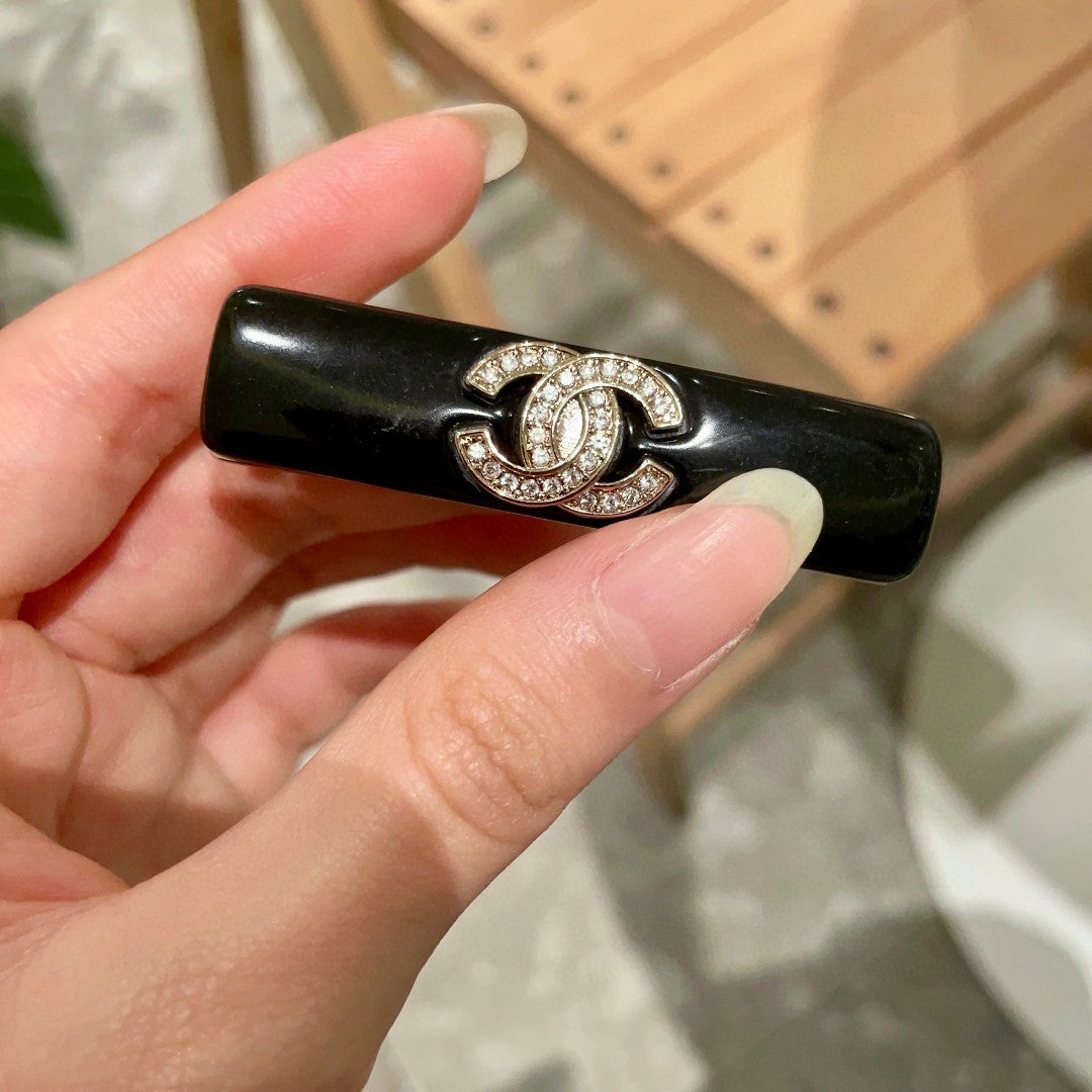 Double-C Emblem Hair Clip – Design 021 side detail
