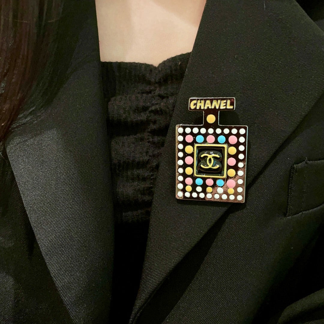 Double-C Emblem Brooch in Polished Metal-Tone – Design 041 front product view