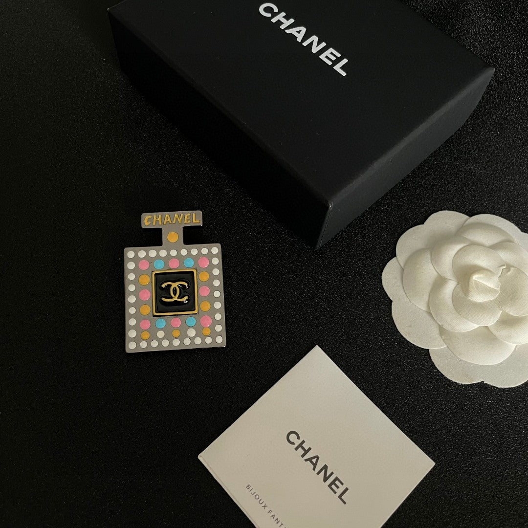 Double-C Emblem Brooch in Polished Metal-Tone – Design 041 close-up detail
