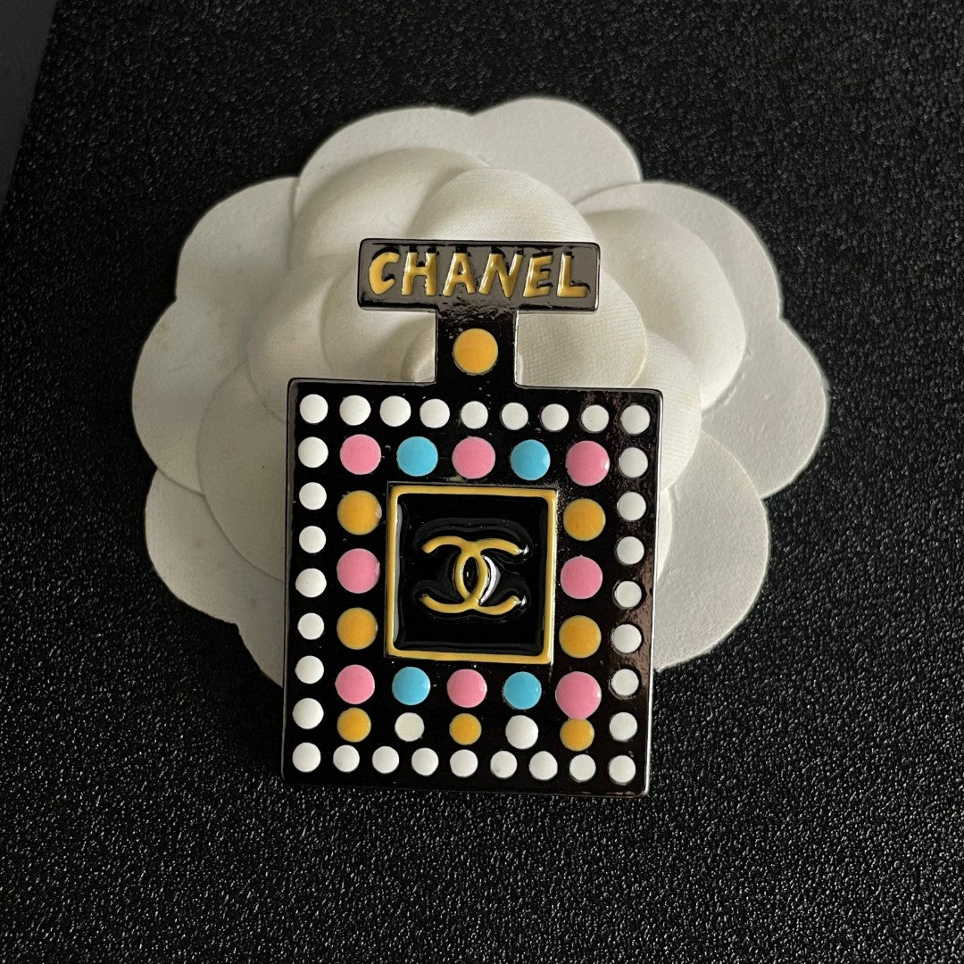 Double-C Emblem Brooch in Polished Metal-Tone – Design 041 front product view