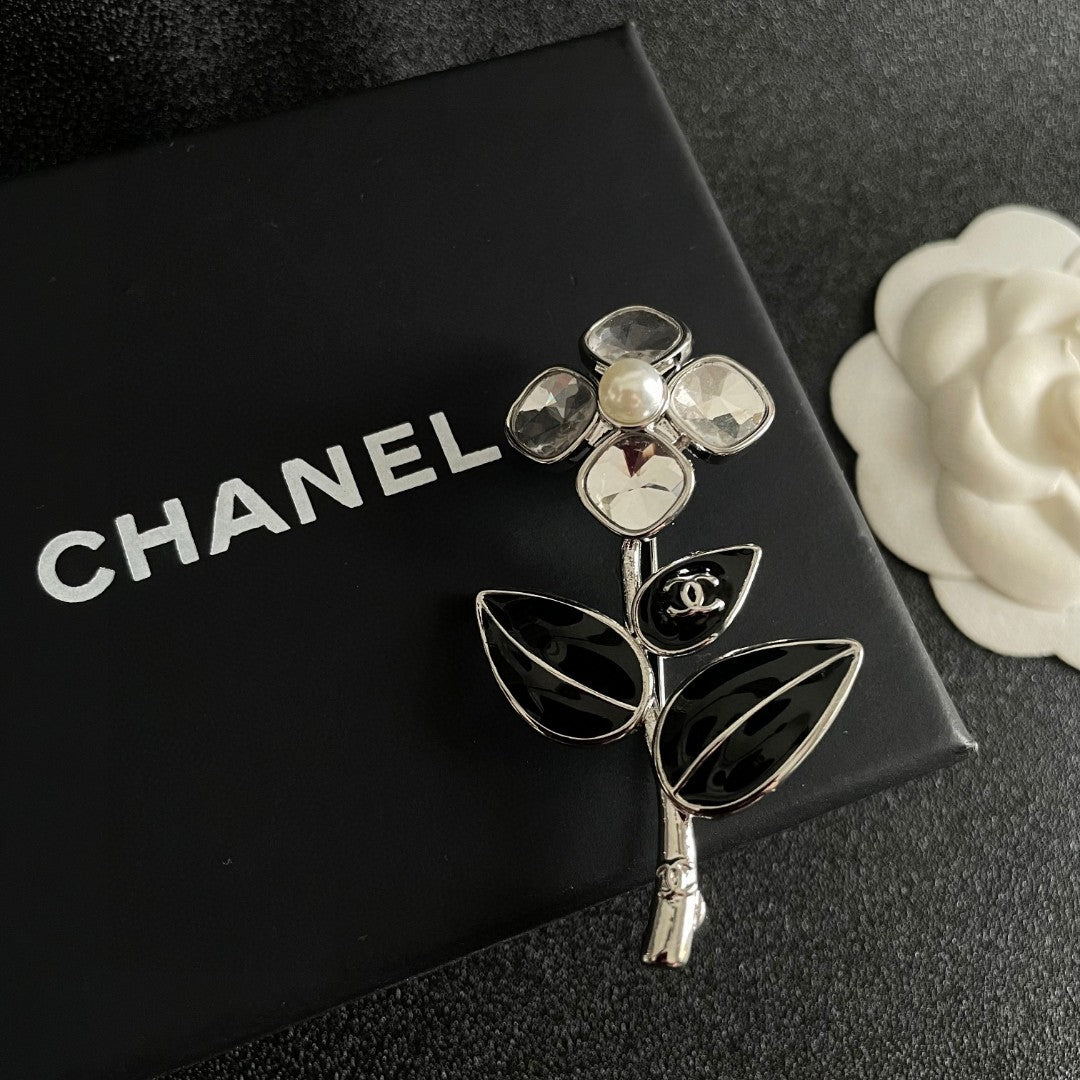 Double-C Emblem Brooch in Polished Metal-Tone – Design 042 detail view