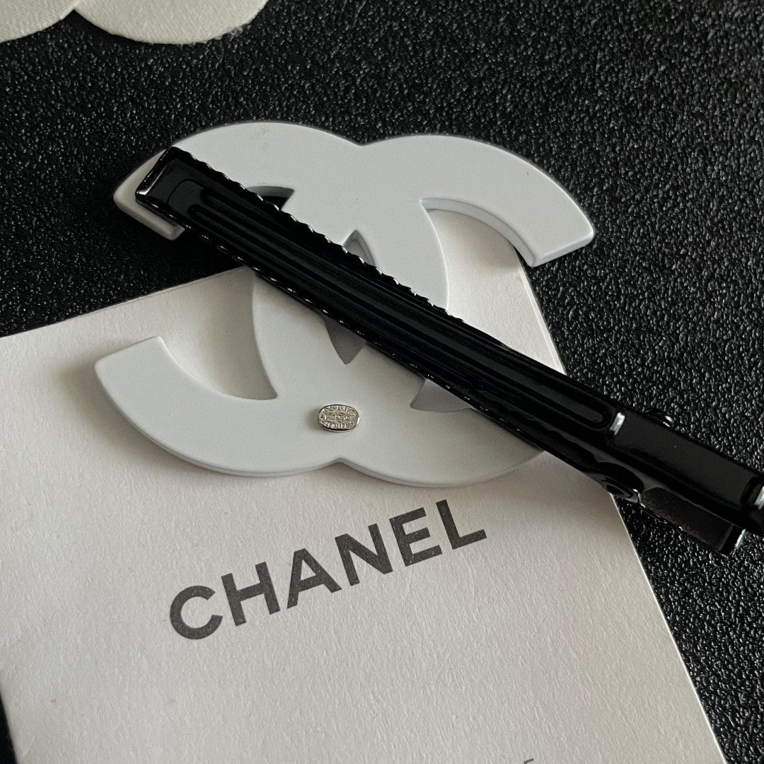 Double-C Emblem Hair Clip – Design 022 main product view