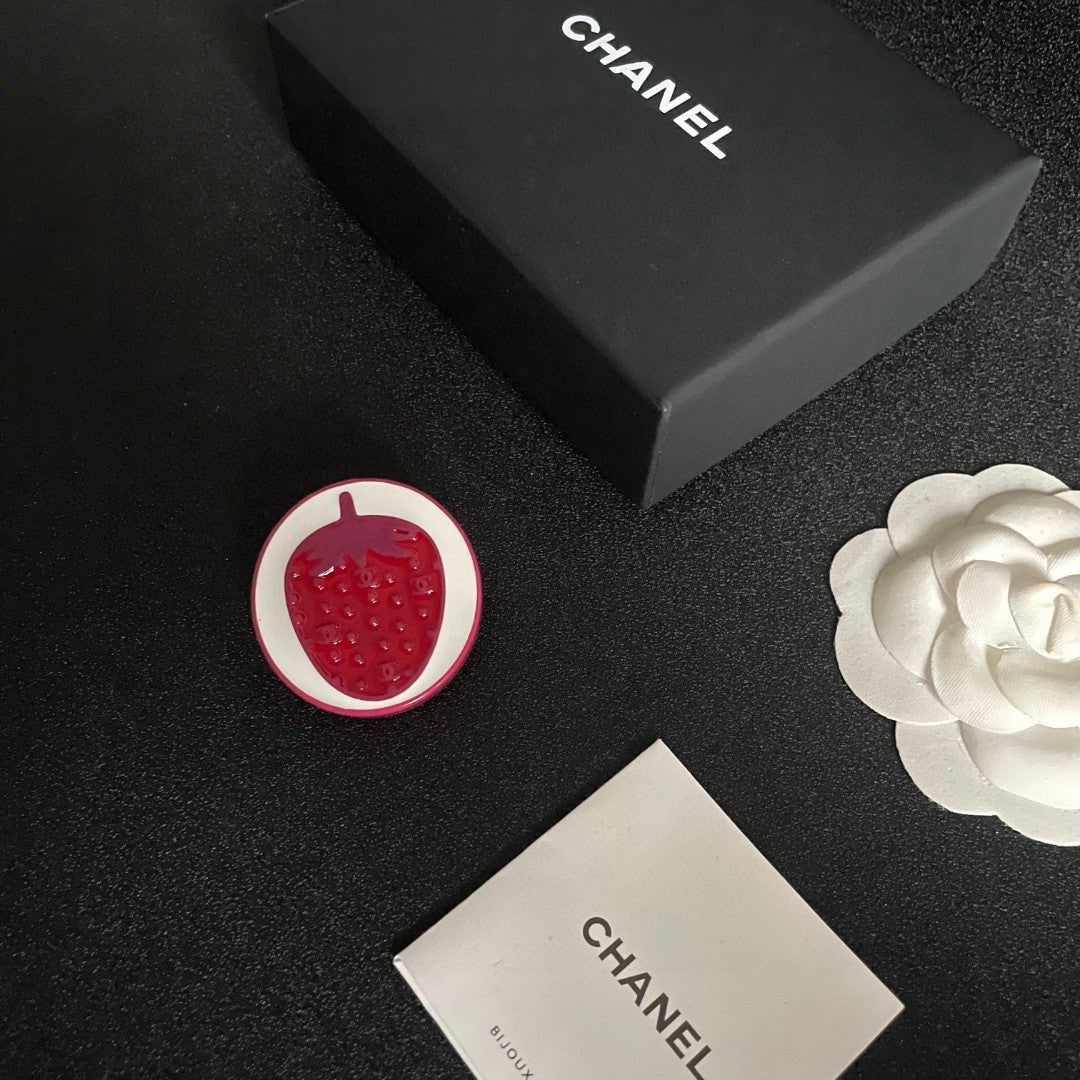Double-C Emblem Brooch in Polished Metal-Tone – Design 043 close-up detail