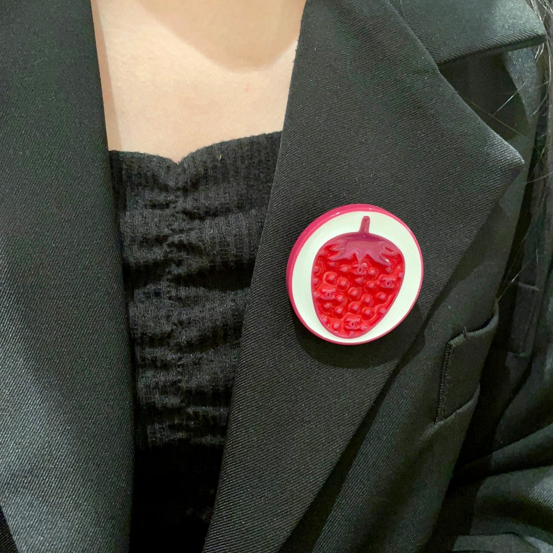 Double-C Emblem Brooch in Polished Metal-Tone – Design 043 front product view