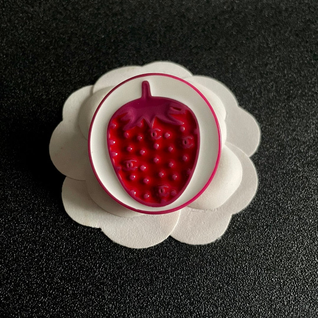 Double-C Emblem Brooch in Polished Metal-Tone – Design 043 front product view
