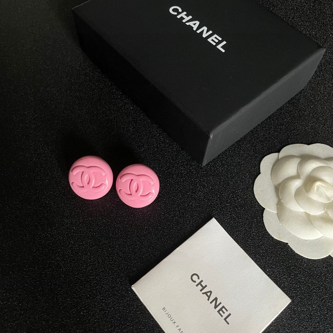 Double-C Emblem Stud Earrings in Polished Metal-Tone – Pink Detail close-up detail