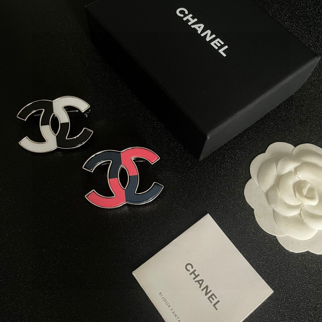 Double-C Emblem Brooch in Polished Metal-Tone – Design 034 side detail
